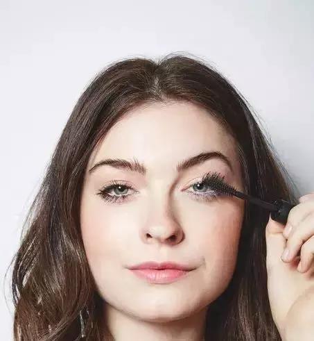 怎样涂睫毛膏又卷又翘,如何涂睫毛膏视频教程