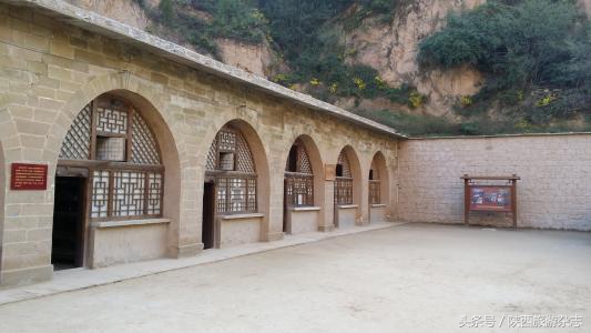 6个窑洞成*物文**吸引了很多人参观,许多年长的都落泪了,这是为啥