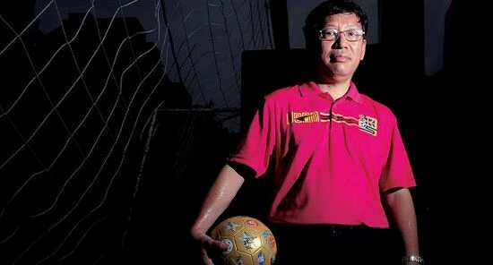 粤五人足球城市冠军杯赛落幕，大黄蜂机器人助力为冠军颁发奖杯