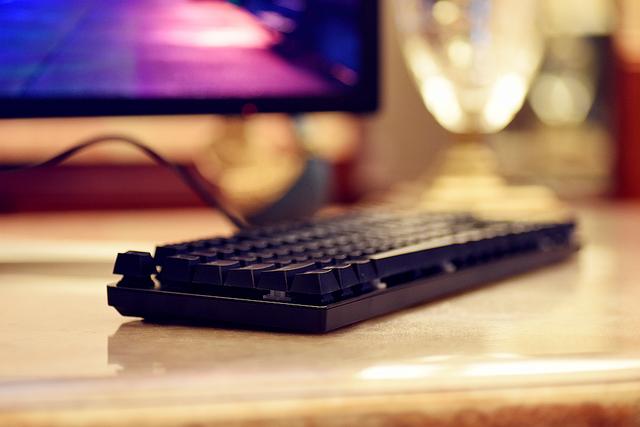 机械键盘银轴和红轴有什么区别,k835键盘青轴好用还是红轴好用