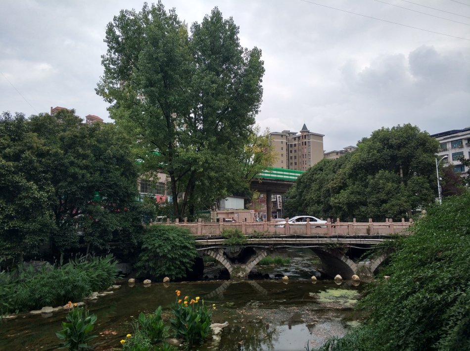 贵阳最近很火的瀑布在哪里,贵阳有个瀑布叫什么