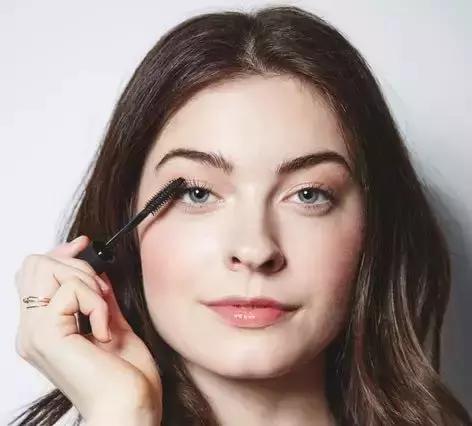 怎样涂睫毛膏又卷又翘,如何涂睫毛膏视频教程