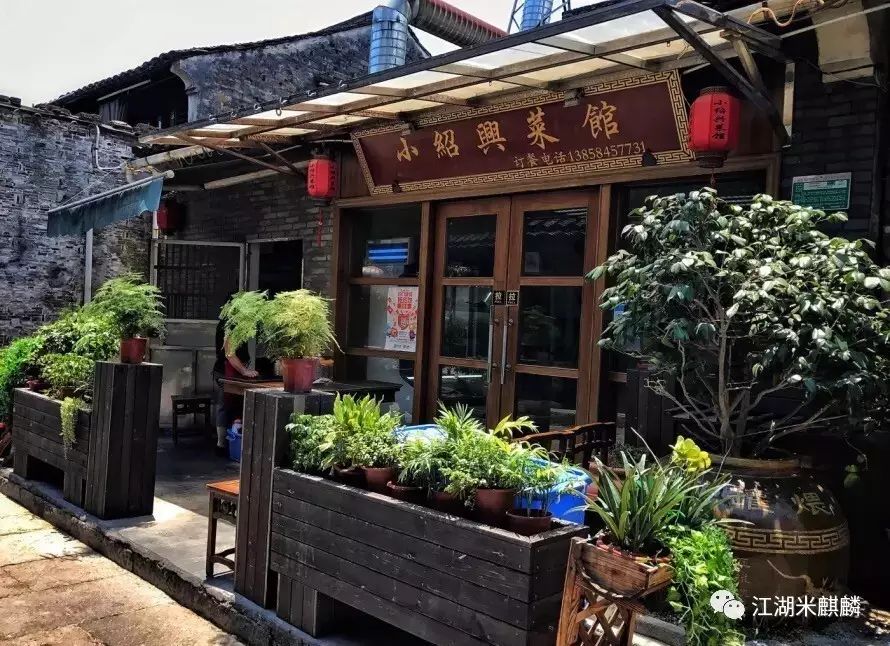 绍兴百年老字号美食臭豆腐,100块钱吃遍水塔美食街