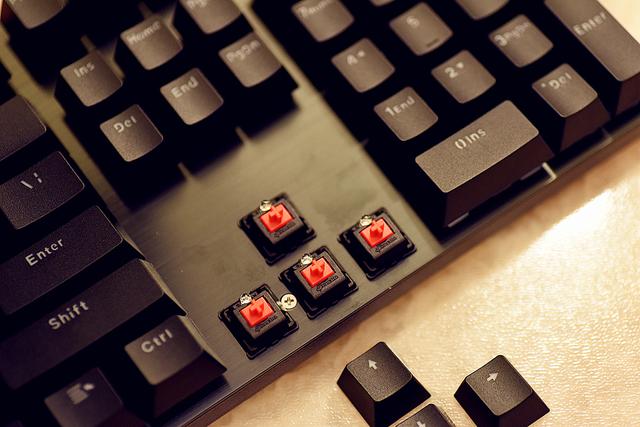 机械键盘银轴和红轴有什么区别,k835键盘青轴好用还是红轴好用