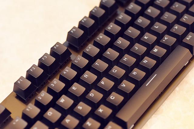 机械键盘银轴和红轴有什么区别,k835键盘青轴好用还是红轴好用