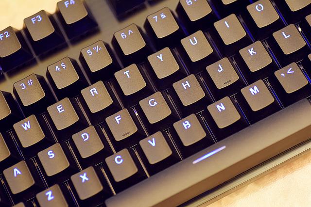 机械键盘银轴和红轴有什么区别,k835键盘青轴好用还是红轴好用