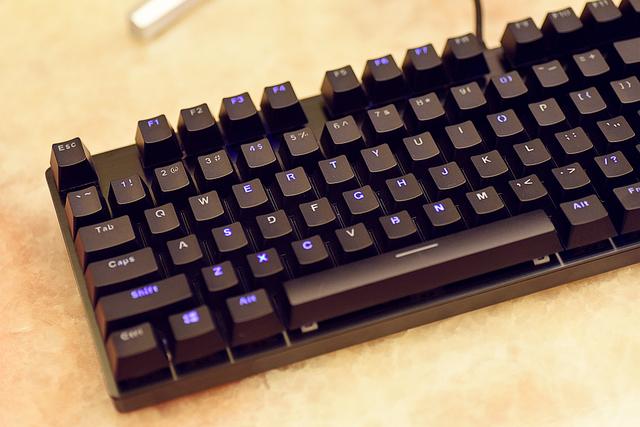 机械键盘银轴和红轴有什么区别,k835键盘青轴好用还是红轴好用