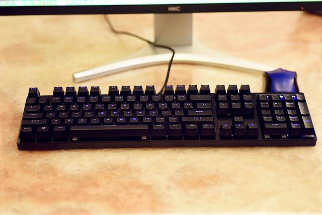 机械键盘银轴和红轴有什么区别,k835键盘青轴好用还是红轴好用