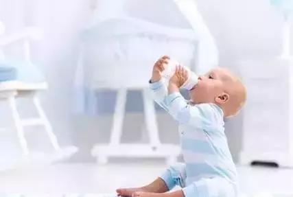 宝宝到了厌奶期该怎么办,宝宝厌奶期怎么办最简单的方法