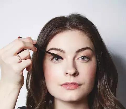 怎样涂睫毛膏又卷又翘,如何涂睫毛膏视频教程