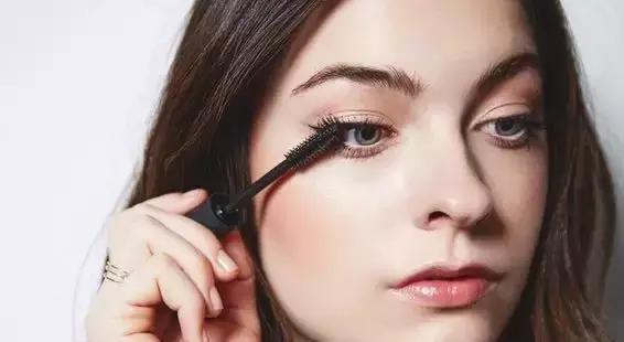 怎样涂睫毛膏又卷又翘,如何涂睫毛膏视频教程