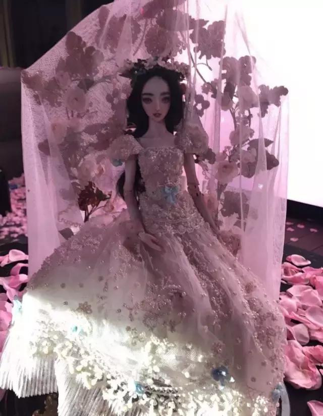 下血本!李晨花了200万为范冰冰定制了一个专属娃娃!
