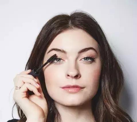 怎样涂睫毛膏又卷又翘,如何涂睫毛膏视频教程