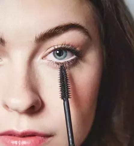 怎样涂睫毛膏又卷又翘,如何涂睫毛膏视频教程