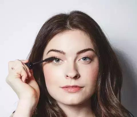 怎样涂睫毛膏又卷又翘,如何涂睫毛膏视频教程