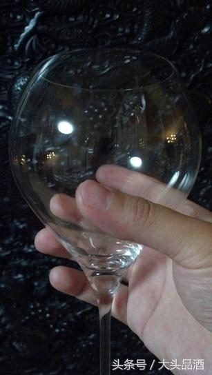 喝红酒怎么才能持杯,喝红酒的正确握杯姿势