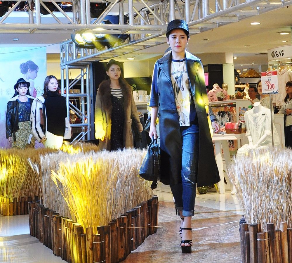 麦步远东开放式秀场，金色麦田间解锁最全秋季穿搭