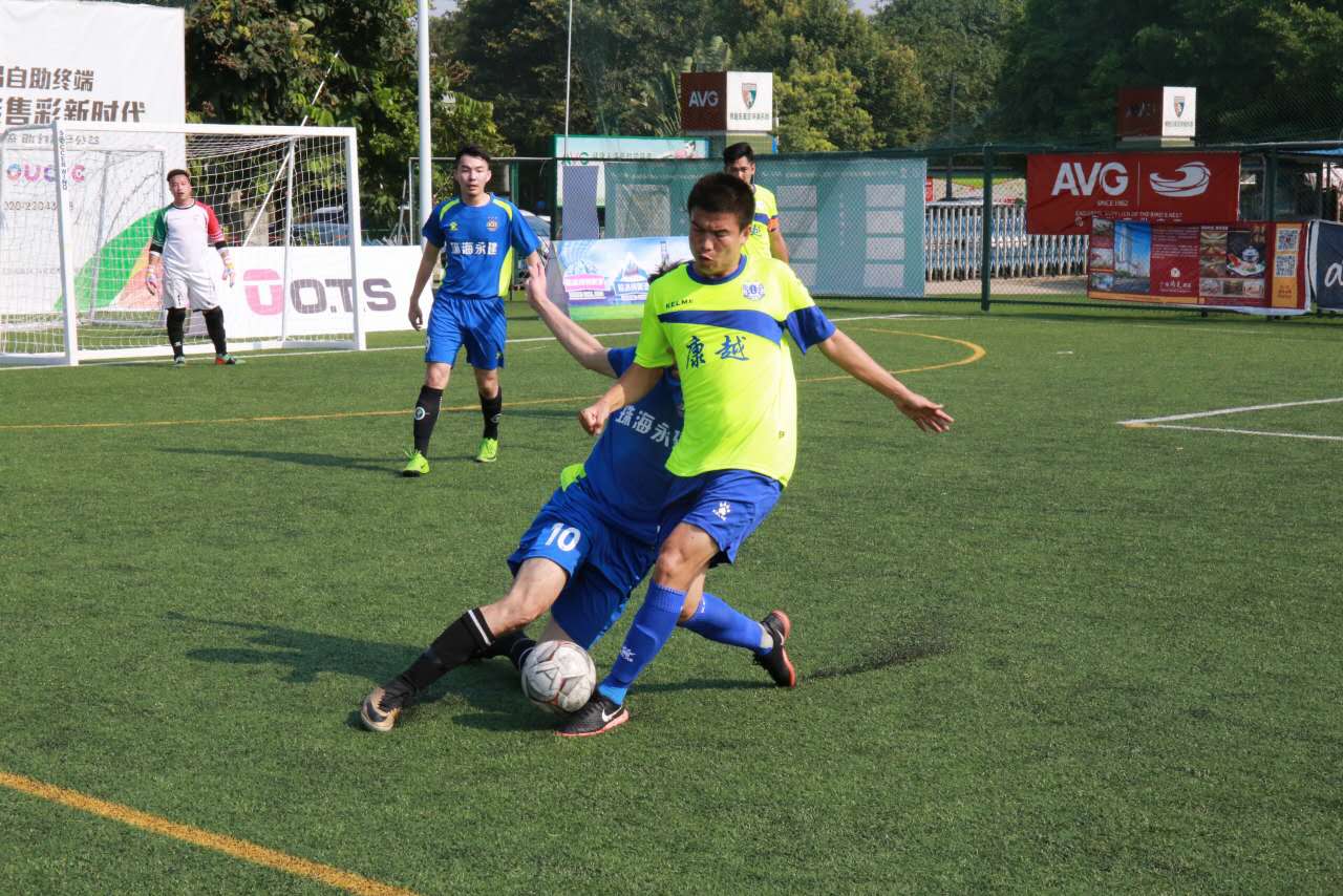 粤五人足球城市冠军杯赛落幕，大黄蜂机器人助力为冠军颁发奖杯