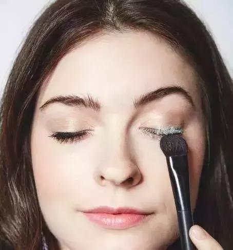 怎样涂睫毛膏又卷又翘,如何涂睫毛膏视频教程