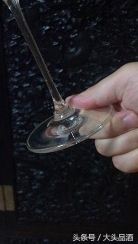 喝红酒怎么才能持杯,喝红酒的正确握杯姿势