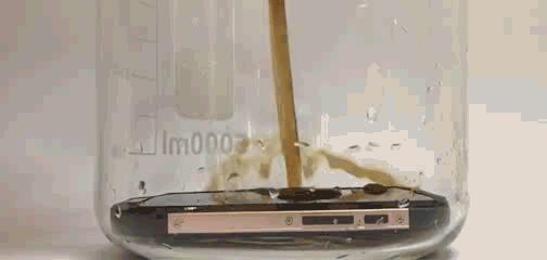 国外网友作死实验,手机泡水一天一夜测试