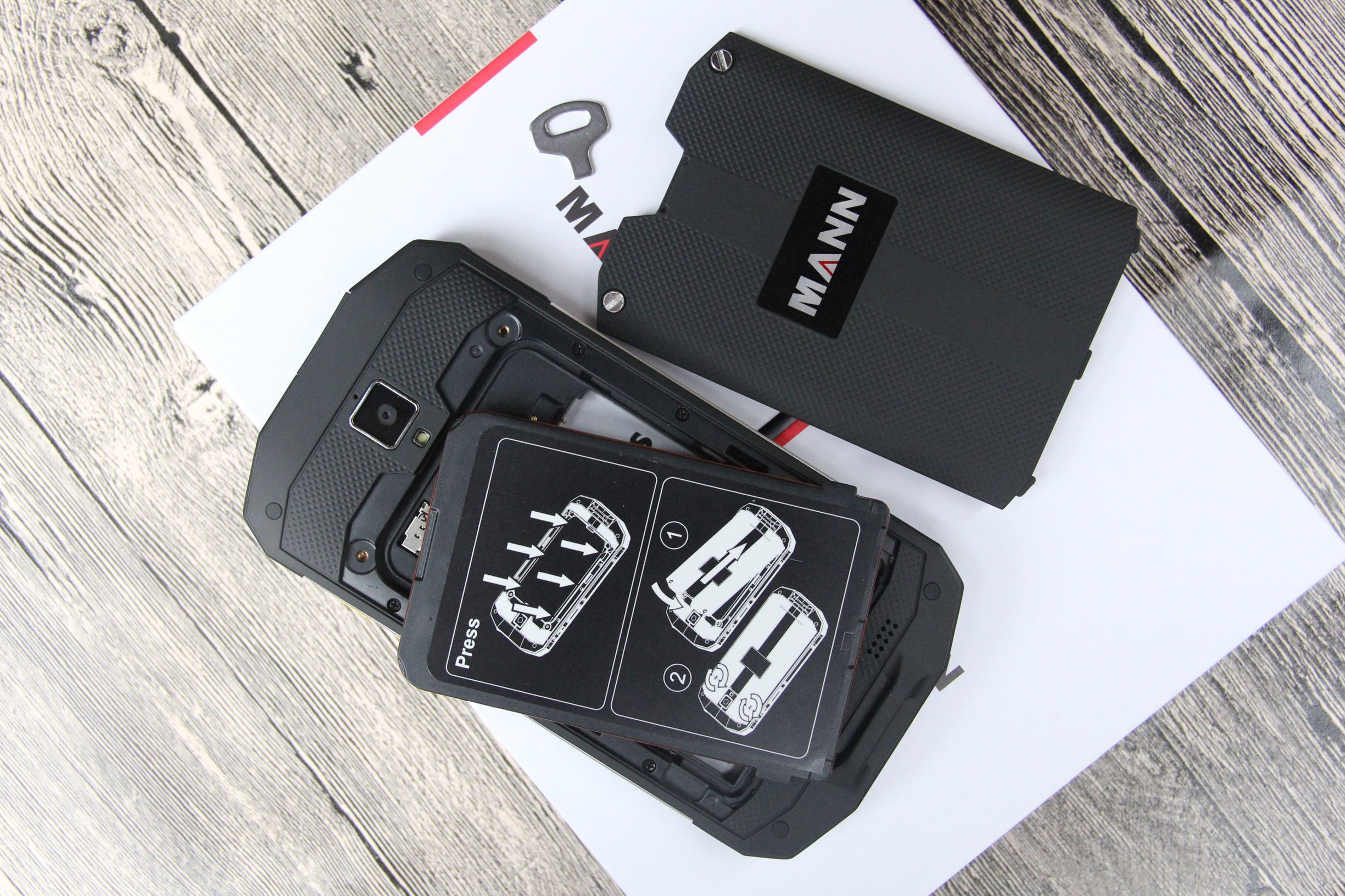 国外网友作死实验,手机泡水一天一夜测试