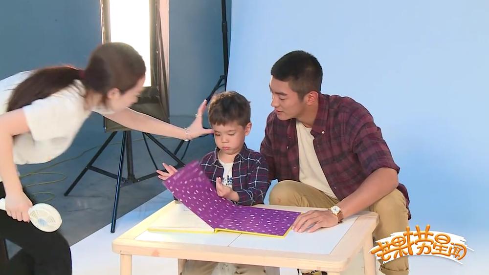 Jasper是个吃货啊！波板糖李子包包，看他吃的像只小仓鼠我都饿了