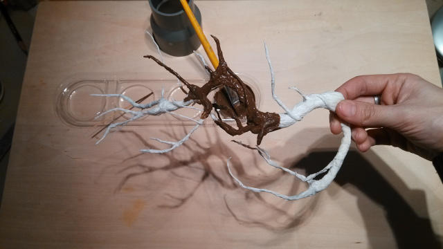 为茶室添一缕梅香,只需卫生纸与铁丝的完美结合