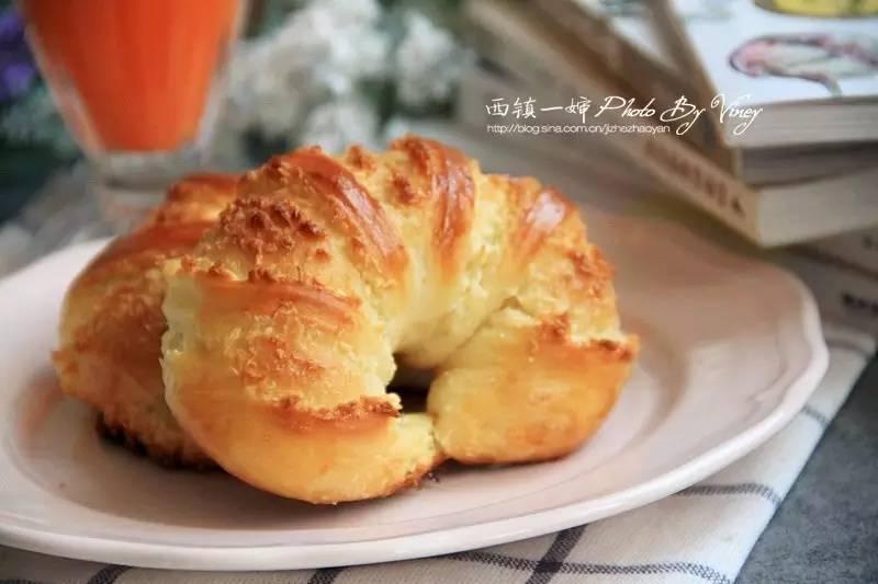 怎么做的面包烤出来软软的好吃,自己做的面包没有面包店松软香甜