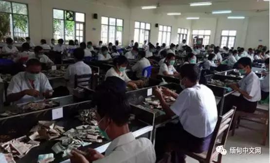 公交上把纸币撕成两半使用,以后将被定罪!