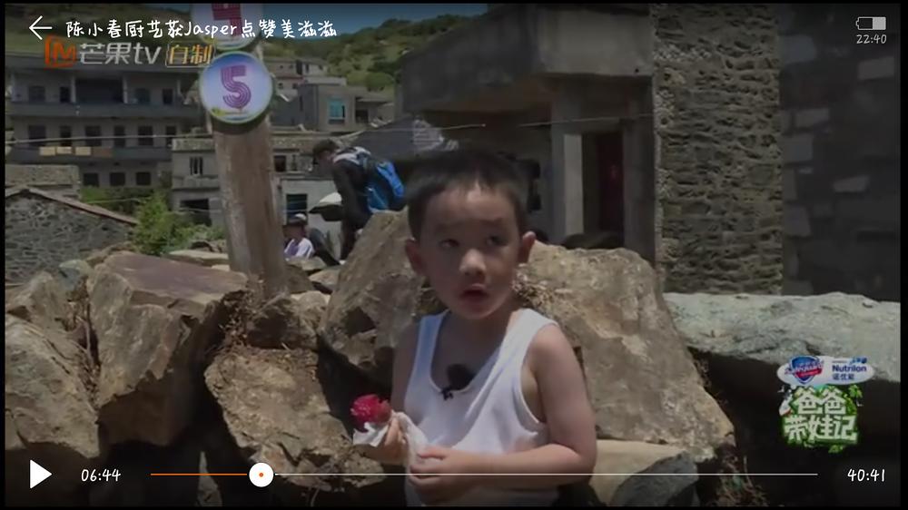 Jasper是个吃货啊！波板糖李子包包，看他吃的像只小仓鼠我都饿了