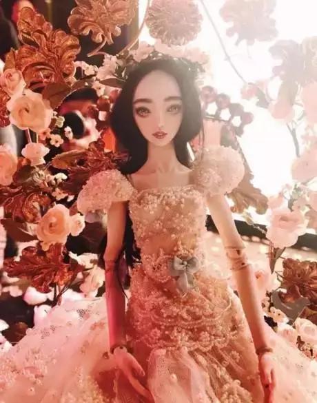 李晨花200万为冰冰买的娃娃，是他写了4个月邮件求来的私人定制