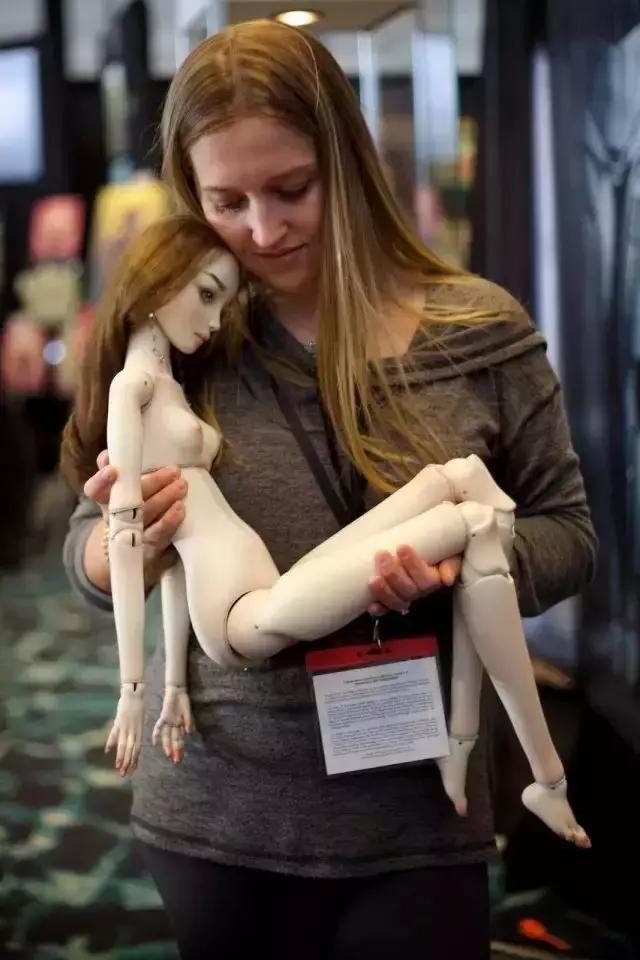 李晨花200万为冰冰买的娃娃，是他写了4个月邮件求来的私人定制