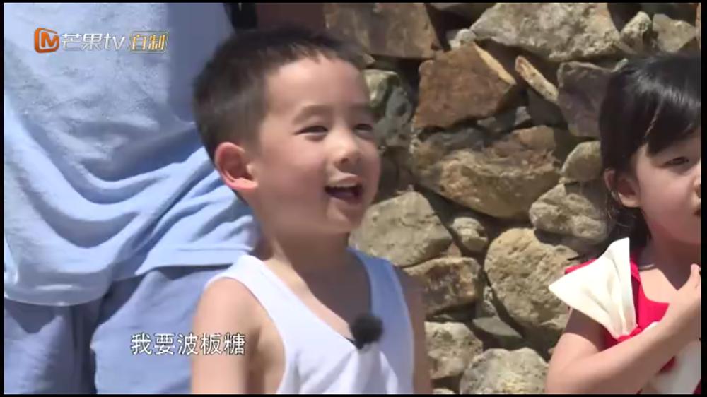 Jasper是个吃货啊！波板糖李子包包，看他吃的像只小仓鼠我都饿了