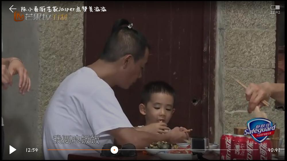 Jasper是个吃货啊！波板糖李子包包，看他吃的像只小仓鼠我都饿了