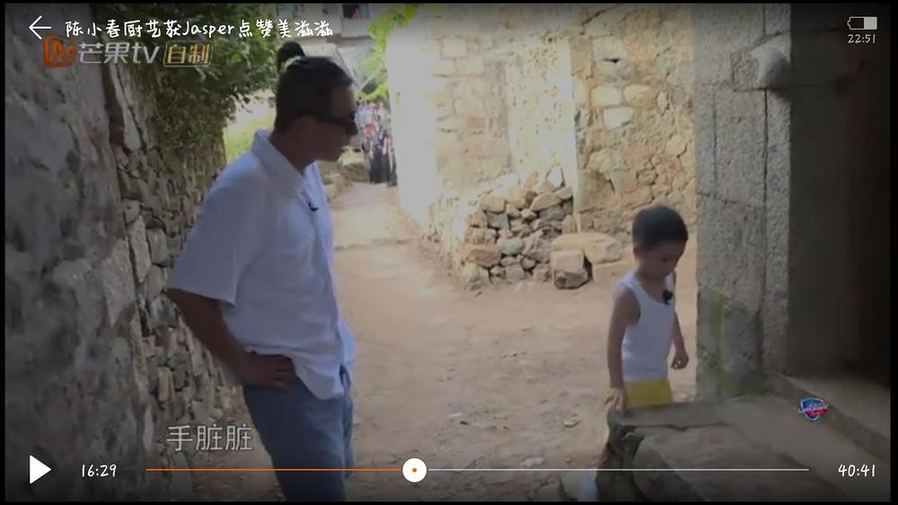 Jasper是个吃货啊！波板糖李子包包，看他吃的像只小仓鼠我都饿了