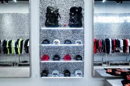 不甘做支线争上位？Aape洛杉矶新店要从Supreme碗里抢钱？