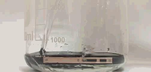 国外网友作死实验,手机泡水一天一夜测试
