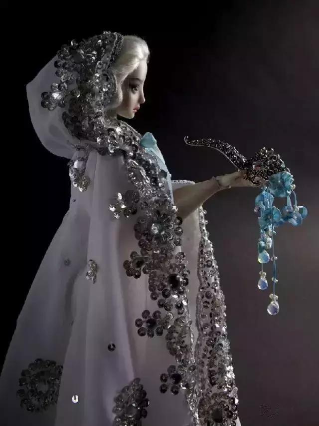 李晨花200万为冰冰买的娃娃，是他写了4个月邮件求来的私人定制