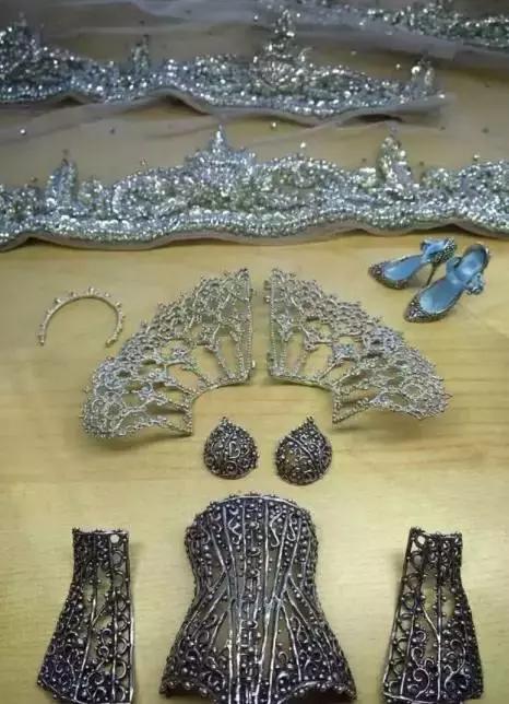 李晨花200万为冰冰买的娃娃，是他写了4个月邮件求来的私人定制