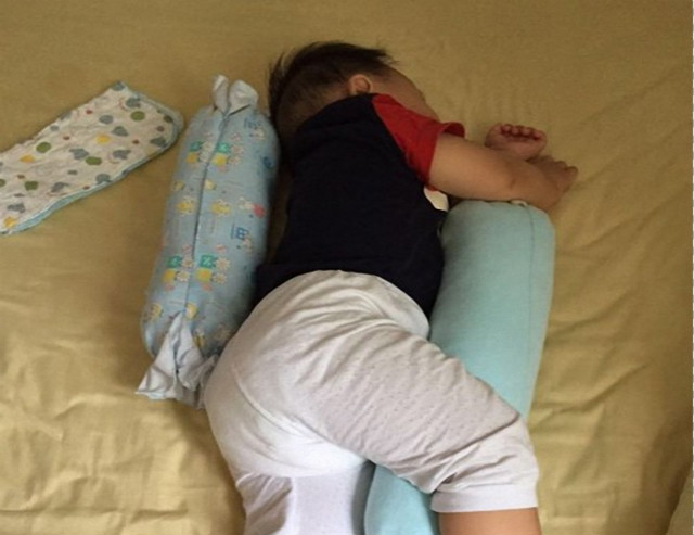 婴儿睡扁头的危害究竟有多大？矫正不及时会变傻子！