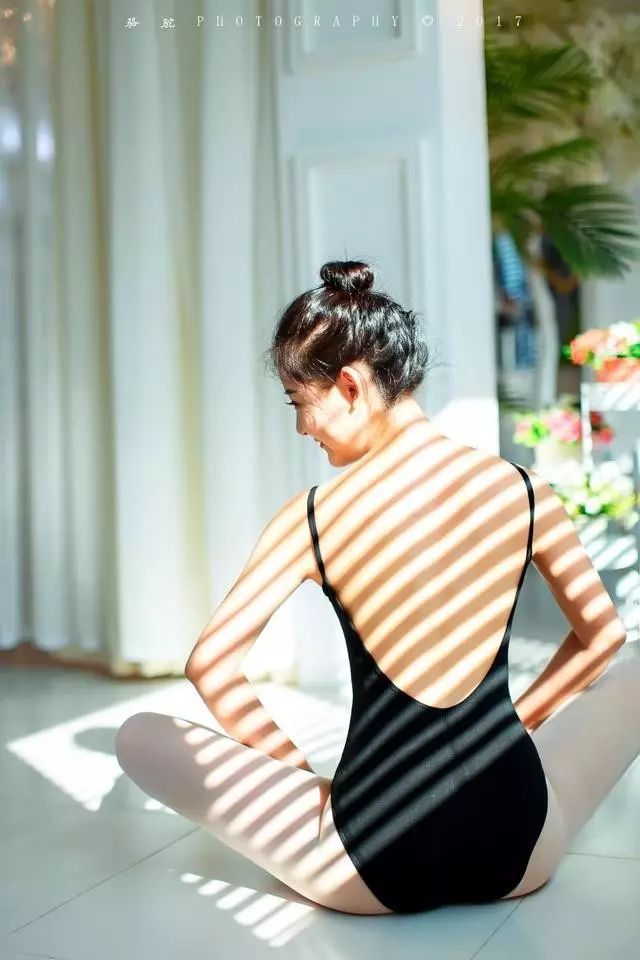 这个女人双腿合的紧线条感强，她这样做的，你怎么看？