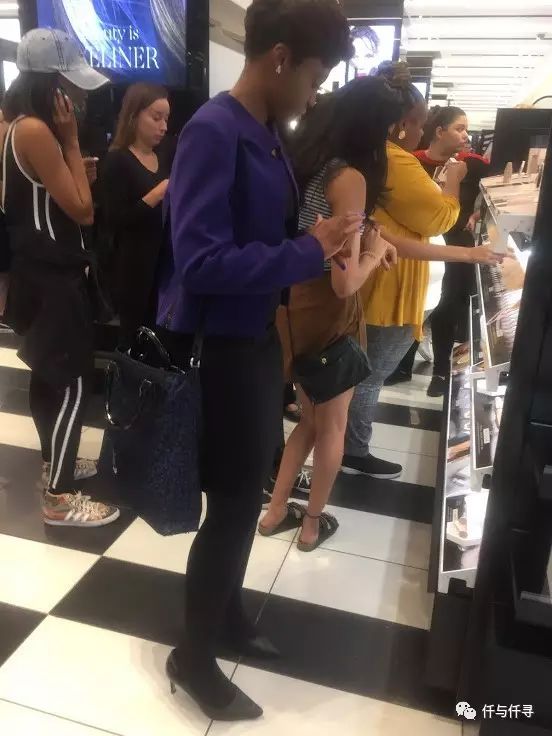 蕾哈娜彩妆品牌名字,蕾哈娜的彩妆品牌生命周期分析