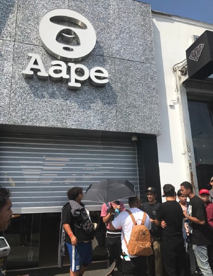 不甘做支线争上位？Aape洛杉矶新店要从Supreme碗里抢钱？