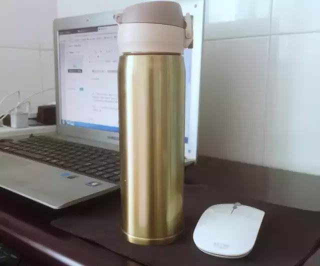 30岁的我们保温杯里泡枸杞,你的保温杯里泡枸杞了吗