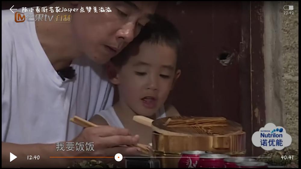 Jasper是个吃货啊！波板糖李子包包，看他吃的像只小仓鼠我都饿了