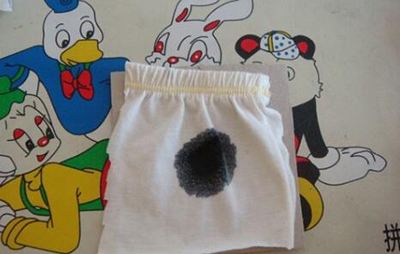 墨水滴到衣服上如何处理,写字墨水没干碰到了怎么办