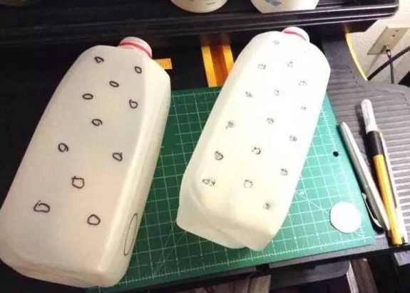 用塑料瓶自制植物自动浇水器,花盆土干了自动浇水器