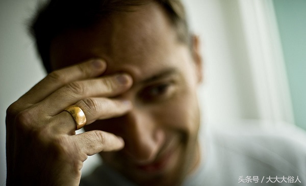 男人戴戒指戴在哪个手指比较合适,男人怎样戴戒指个性