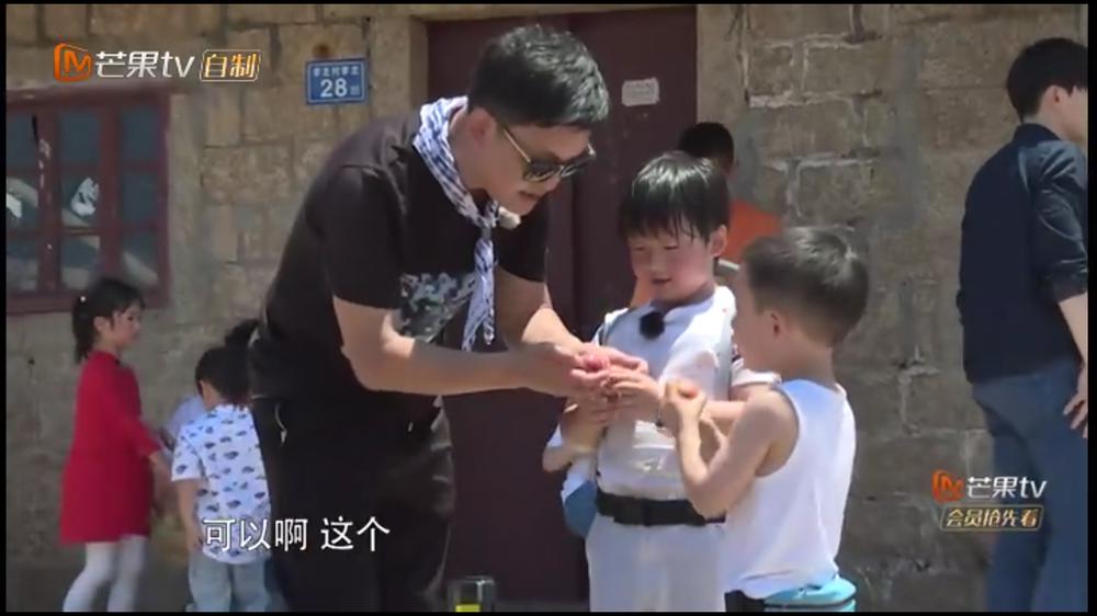 Jasper是个吃货啊！波板糖李子包包，看他吃的像只小仓鼠我都饿了